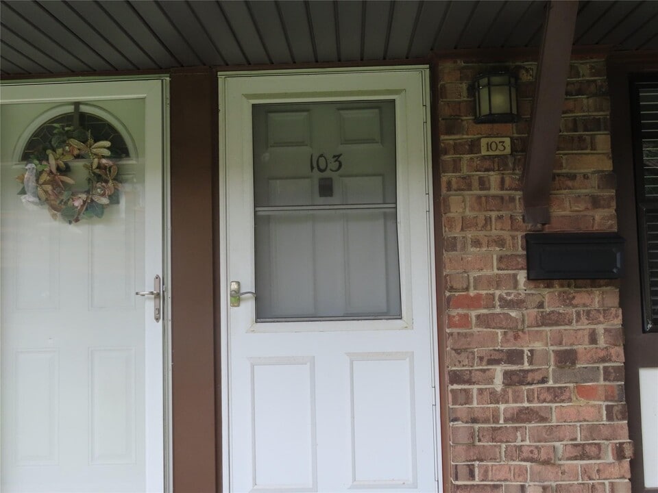 103 Mariners Way in Copiague, NY - Building Photo