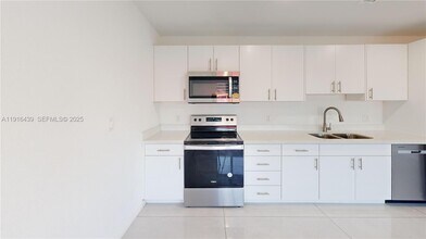 14546 SW 260th St in Princeton, FL - Foto de edificio - Building Photo