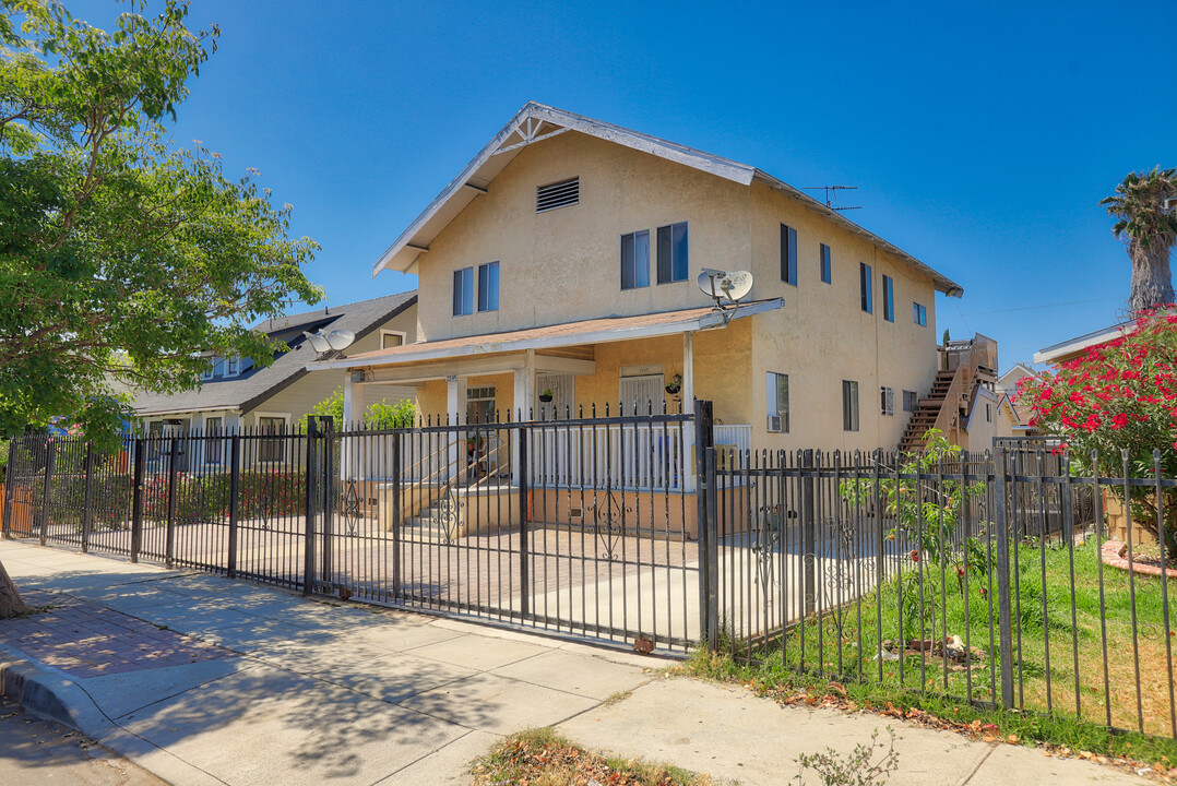 2047 Cambridge St in Los Angeles, CA - Building Photo