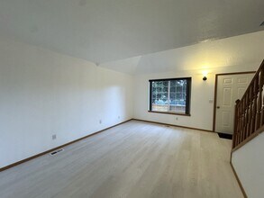 4534 SW Pasadena St in Portland, OR - Building Photo - Building Photo