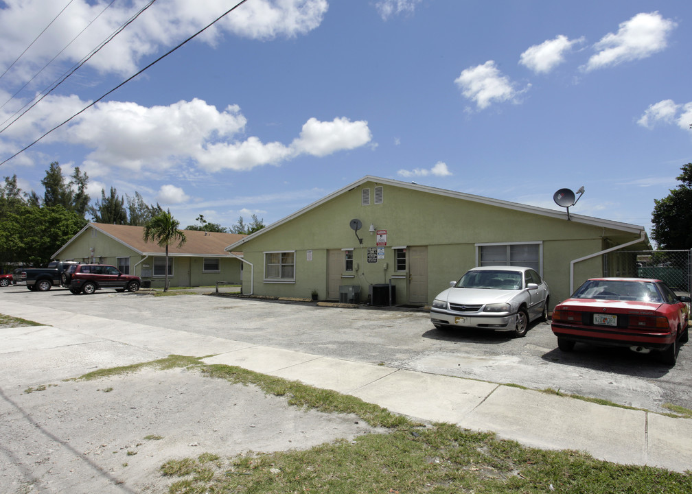 13705-13759 Memorial Hwy in Miami, FL - Building Photo