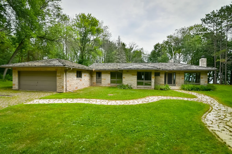 4306 High Point Beach Ln in Port Washington, WI - Building Photo