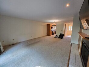 43 Thornhill Rd in Stratham, NH - Foto de edificio - Building Photo