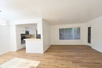 14706 Dickens St in Los Angeles, CA - Foto de edificio - Building Photo