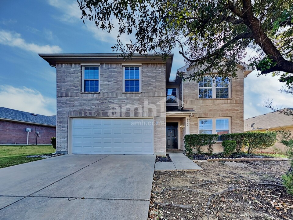 5559 Mandarin Way, Unit Apt 11B in Dallas, TX - Building Photo