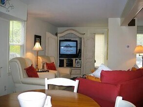 301 Mill Rd in New Canaan, CT - Foto de edificio - Building Photo