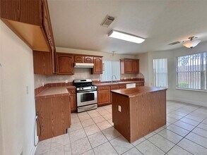 8530 Regalbrook Dr in Houston, TX - Building Photo - Building Photo