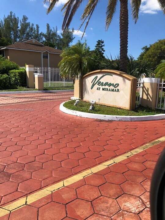 8041 SW 21st Ct in Miramar, FL - Building Photo