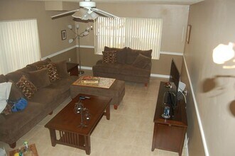 25 Bedford Ct, Unit B in Royal Palm Beach, FL - Building Photo - Building Photo