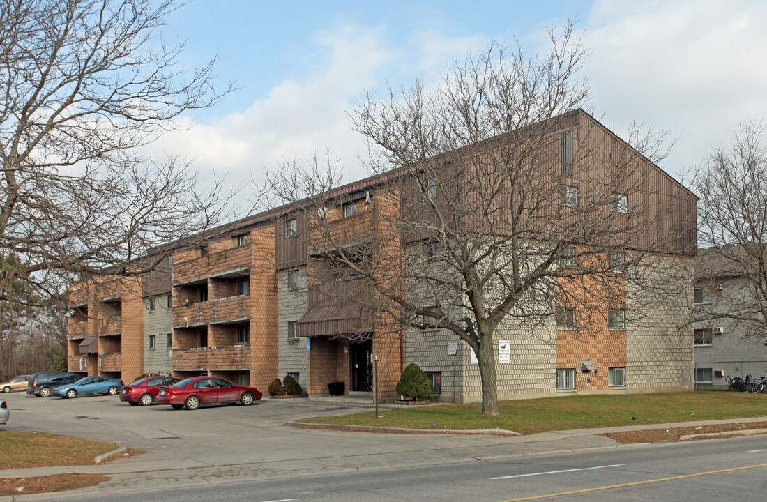 560 Bloor St E in Oshawa, ON - Building Photo