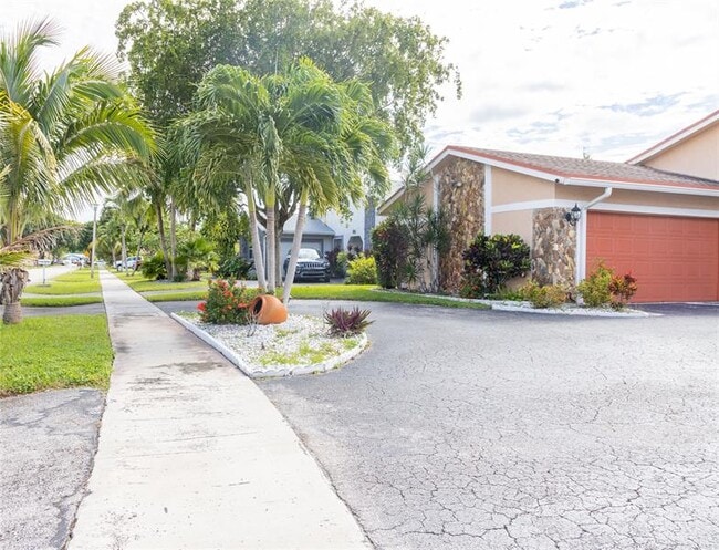 7480 NW 37th Ct in Lauderhill, FL - Building Photo - Building Photo