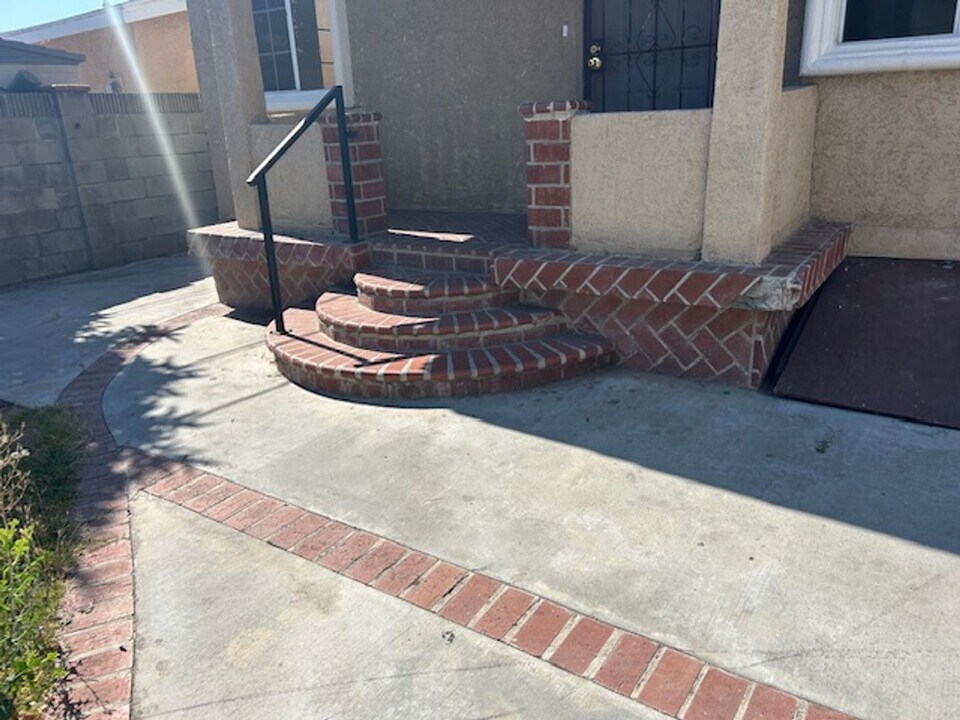 649-651 W Sepulveda St in Los Angeles, CA - Building Photo