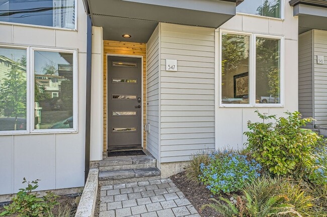547 Highland Dr in Seattle, WA - Building Photo - Building Photo
