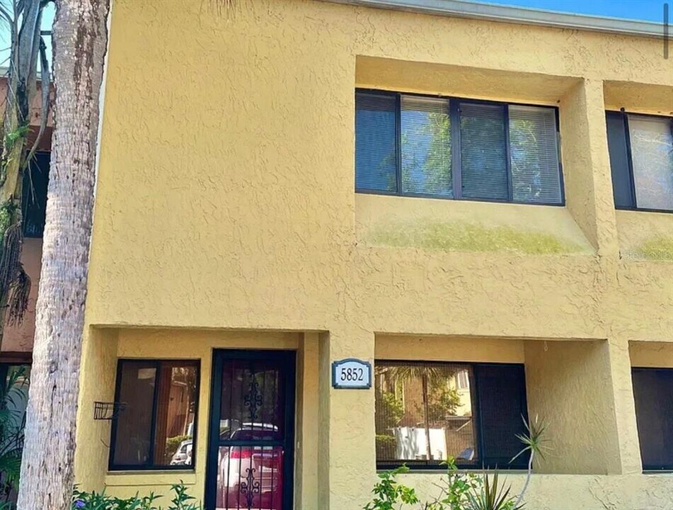 5852 Windhover Dr in Orlando, FL - Building Photo
