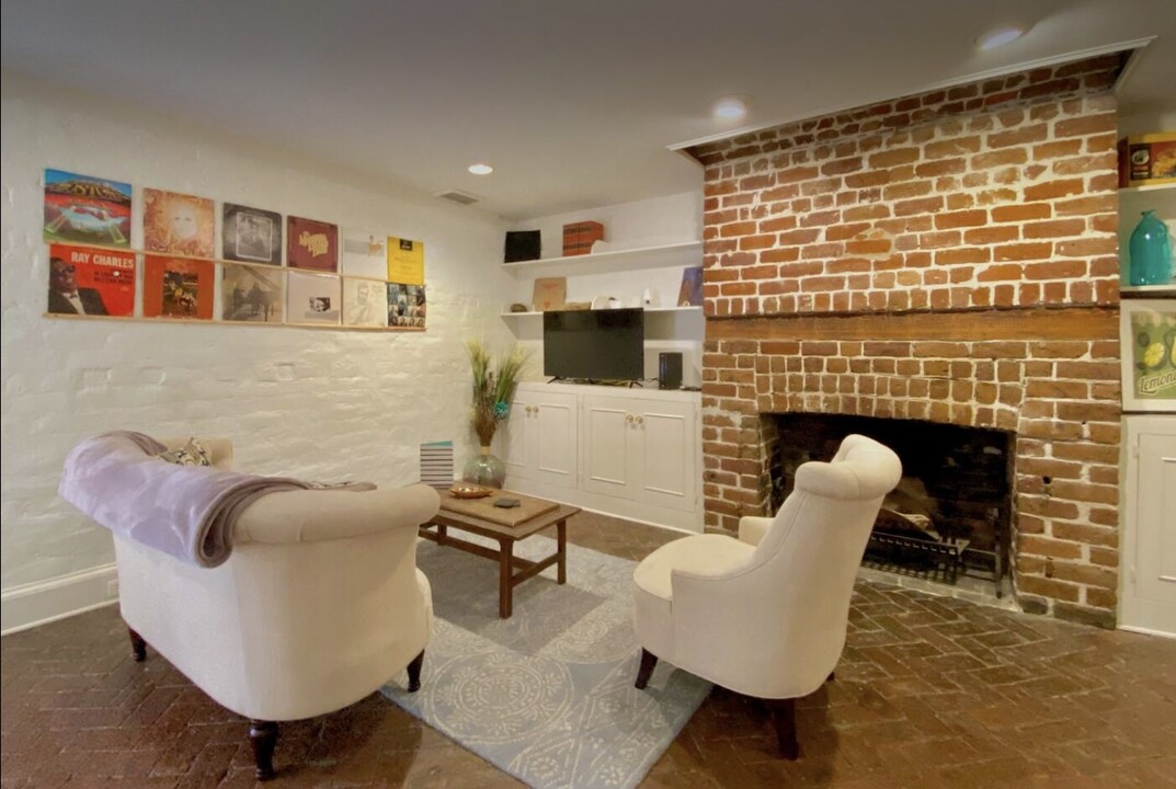 207 W Jones St, Unit Garden Apartment Unit A in Savannah, GA - Building Photo