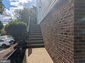 21785 Brondesbury Park Terrace in Sterling, VA - Building Photo