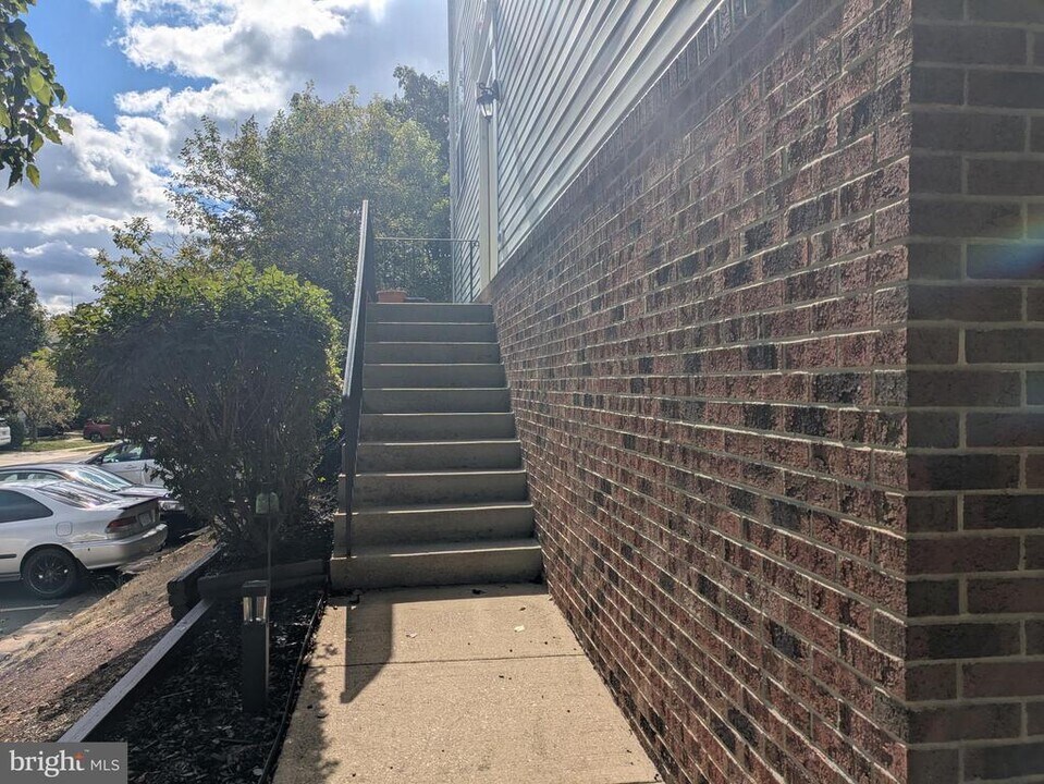 21785 Brondesbury Park Terrace in Sterling, VA - Foto de edificio