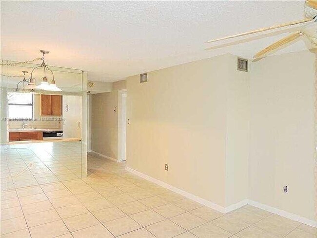 6010 Shaker Wood Cir in Tamarac, FL - Building Photo - Building Photo