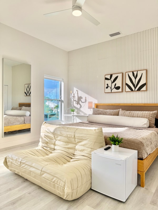 3204 Karen Dr, Unit 2 in Naples, FL - Foto de edificio - Building Photo