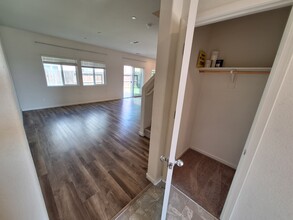 330 Alboran Sea Cir in Sacramento, CA - Foto de edificio - Building Photo