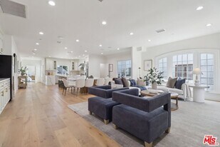 916 S Rimpau Blvd in Los Angeles, CA - Building Photo