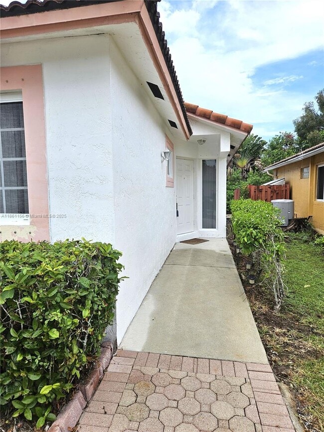 405 Kelly Ln in Weston, FL - Building Photo - Building Photo