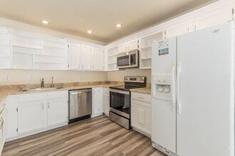 11826 Greenwood Village Dr in San Antonio, TX - Building Photo - Building Photo