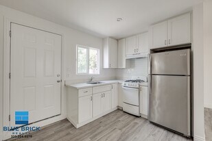 14025 Victory Blvd in Los Angeles, CA - Building Photo