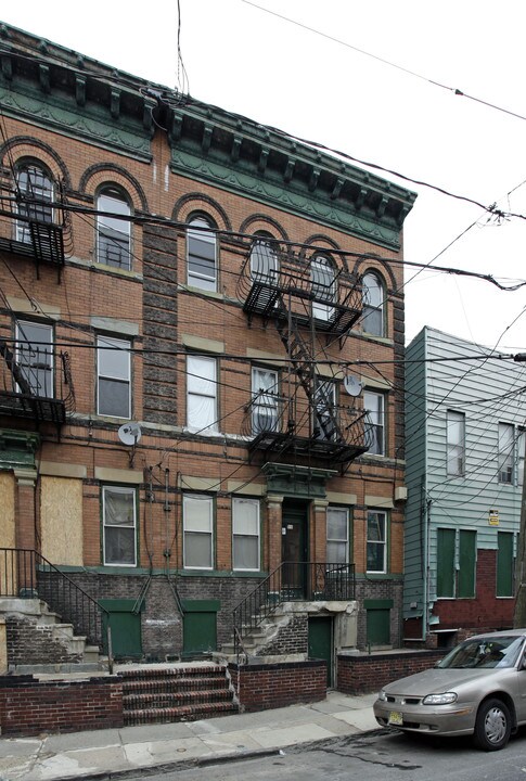 818 27th St in Union City, NJ - Foto de edificio