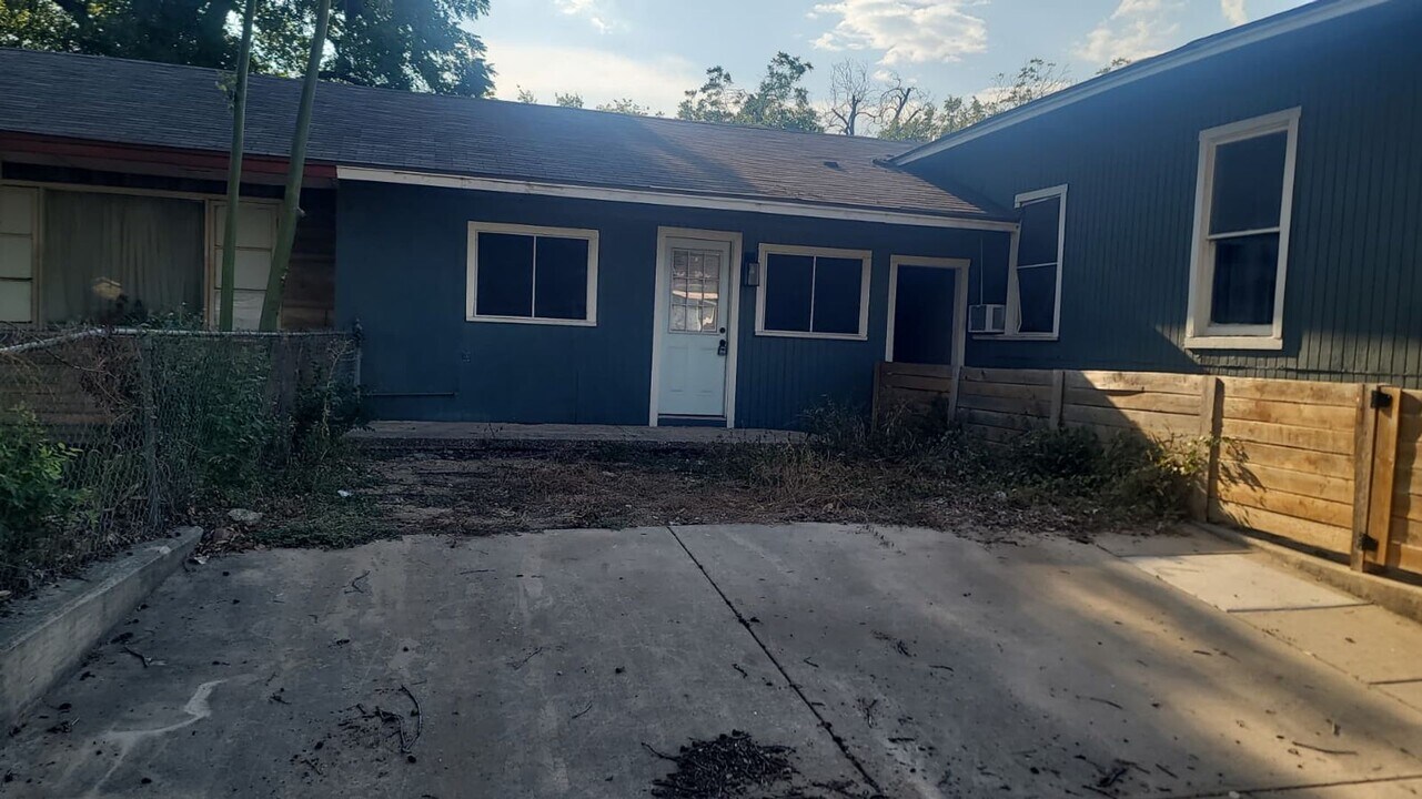 302 Hollenbeck Ave in San Antonio, TX - Building Photo