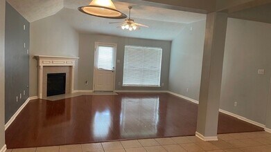 6719 Emerald Shire Ln in Houston, TX - Foto de edificio - Building Photo