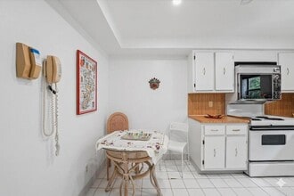 16251 Golf Club Rd in Weston, FL - Building Photo - Building Photo