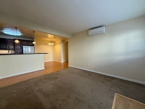 5402 Balboa Arms Dr in San Diego, CA - Building Photo - Building Photo