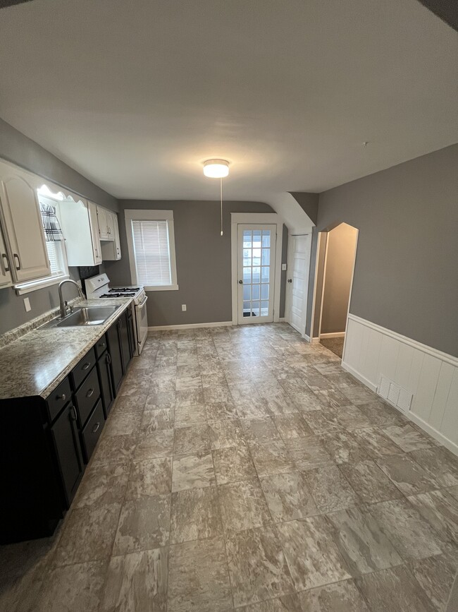 property at 1440 E 9th St