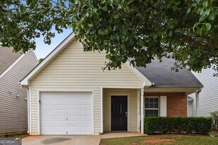 135 Lakeside Cir in Covington, GA - Building Photo