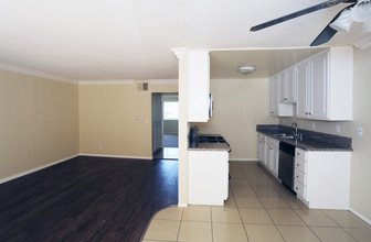 Chateau Lakeside Apartments in Van Nuys, CA - Building Photo - Interior Photo