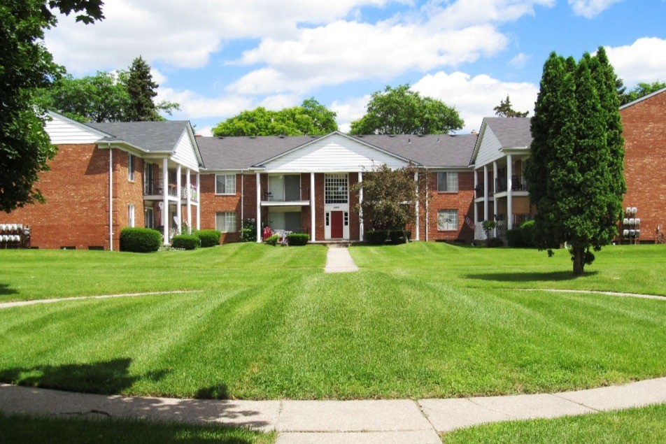 Parkside East Apartments in Sterling Heights, MI - Building Photo