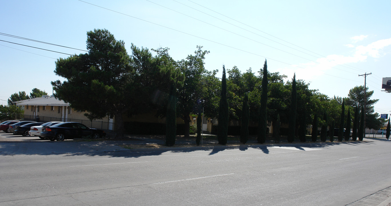 8400 N Gateway Blvd in El Paso, TX - Building Photo