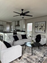 15953 S Flores Rd in San Antonio, TX - Foto de edificio - Building Photo