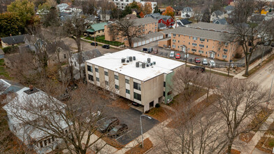 704 E Center St, Unit 302 in Rochester, MN - Foto de edificio - Building Photo