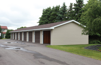 1601 Redwood Dr in Hudson, WI - Foto de edificio - Building Photo