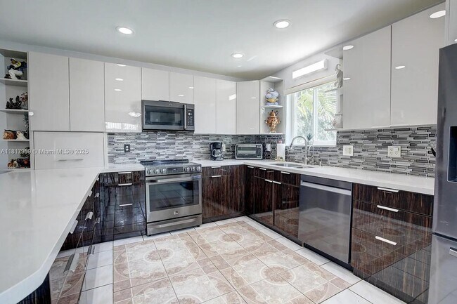 8930 SW 149th Terrace in Palmetto Bay, FL - Building Photo - Building Photo