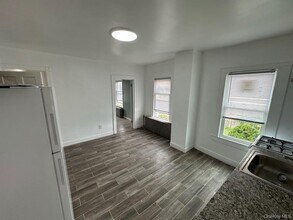 104 Henry St in Inwood, NY - Building Photo - Building Photo