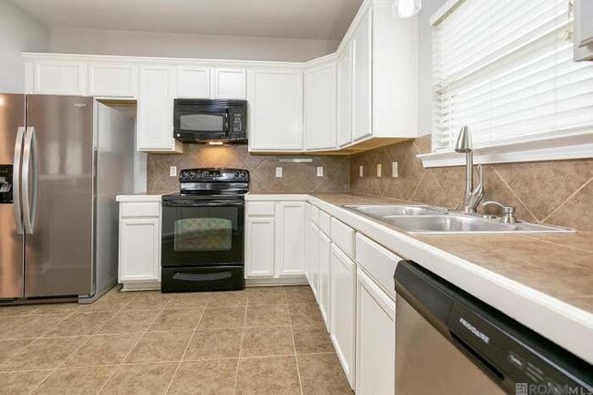 39461 Old Cornerstone Court in Prairieville, LA - Building Photo - Building Photo