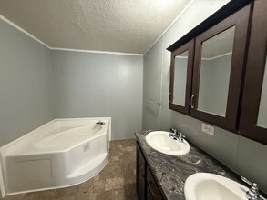 47 W Manor St in Oxford, MI - Building Photo - Building Photo