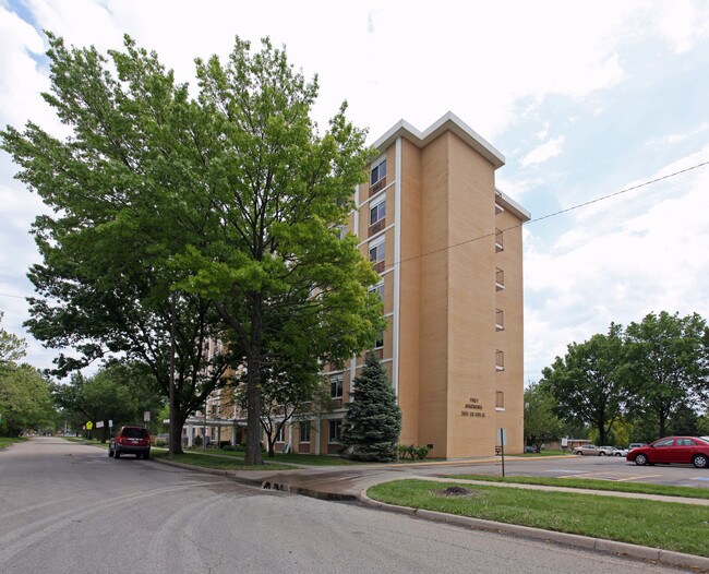 First Apartments in Topeka, KS - Foto de edificio - Building Photo