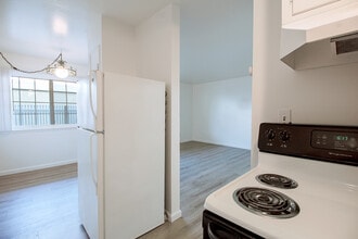 523 Walker Dr, Unit 00 in Mountain View, CA - Building Photo - Building Photo