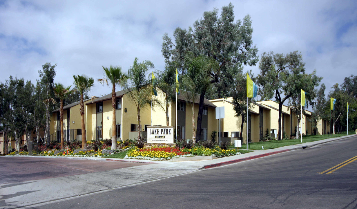 Lake Park Villa in San Diego, CA - Building Photo