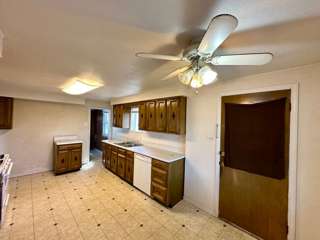 110 W Chartes St in New Castle, PA - Building Photo - Building Photo