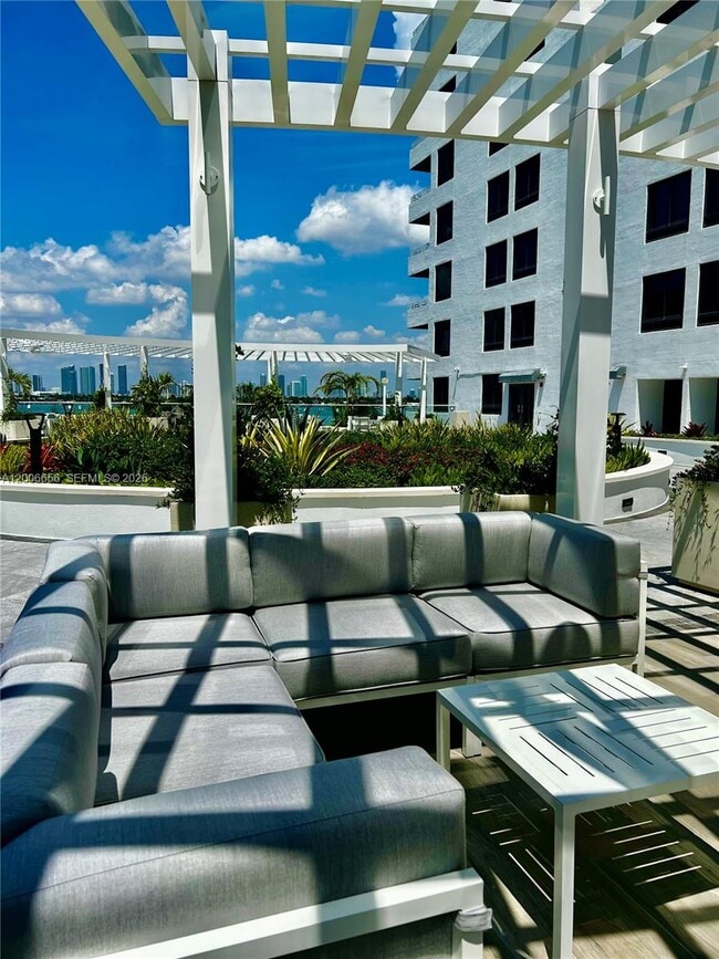 1330 West Ave, Unit 710 in Miami Beach, FL - Building Photo - Building Photo